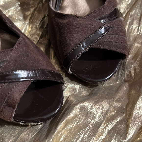 Brown suede, brown patent trim - Picture 3 of 8